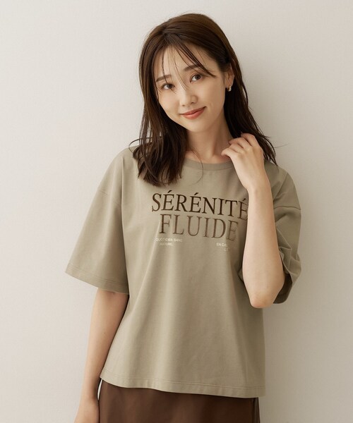 UNTITLED(アンタイトル)の「【丈感すっきり】ベロアプリントロゴT(Tシャツ/カットソー・レディース・チャコール/ホワイト系1/ベージュ系・00/02/04/44/48)」の3枚目の写真