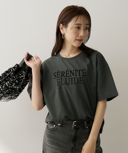 UNTITLED(アンタイトル)の「【丈感すっきり】ベロアプリントロゴT(Tシャツ/カットソー・レディース・チャコール/ホワイト系1/ベージュ系・00/02/04/44/48)」の2枚目の写真