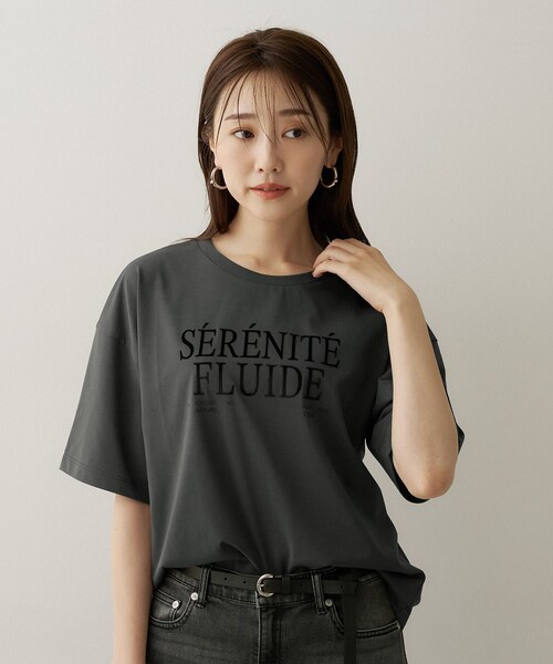 UNTITLED(アンタイトル)の「【丈感すっきり】ベロアプリントロゴT(Tシャツ/カットソー・レディース・チャコール/ホワイト系1/ベージュ系・00/02/04/44/48)」の9枚目の写真