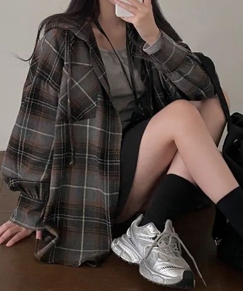 GLAMOROUS JANE(グラマラスジェーン)の「オーバーサイズチェックフード付シャツ(シャツ/ブラウス・レディース・ブラウン/グレー・FREE)」の4枚目の写真
