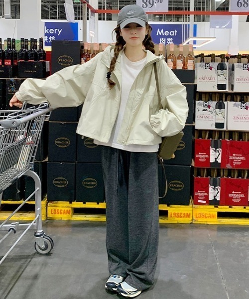 yuue' ( wear )(ユーイ)の「オーバーサイズマウンテンパーカー/ライトフーディージャケット(マウンテンパーカー・レディース・ブラック/アイボリー・FREE)」の11枚目の写真