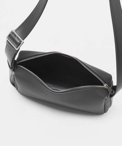 BEAUTY&YOUTH UNITED ARROWS（ビューティーアンドユースユナイテッドアローズ）の「“Emboss Bag Series” クロス ショルダー バッグ（ショルダーバッグ・メンズ・ブラック・FREE）」の9枚目の写真