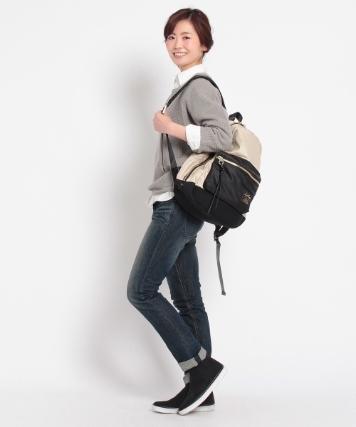 HusHusH(ハッシュアッシュ)の「ナイロンラウンドリュック(バックパック/リュック・レディース・ベージュ/グレー/ブラック・00)」の8枚目の写真