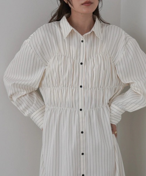 Bab(バブ)の「【選べるサイズ展開】ストライプビスチェ風シャツワンピース(シャツワンピース・レディース・グレイッシュベージュ/ブラウン/アイボリー・MEDIUM/SMALL/LARGE)」の2枚目の写真