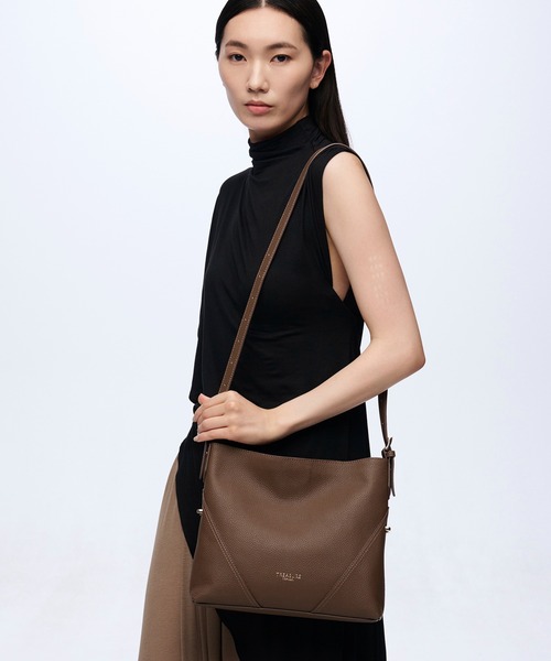 TREASURE TOPKAPI（トレジャートプカピ）の「【TREASURE TOPKAPI】シュリンクレザー ワンハンドル 2WAY ミニ ショルダーバッグ（ショルダーバッグ・レディース・ブラック/ブラウン/グレイッシュベージュ・FREE）」の3枚目の写真