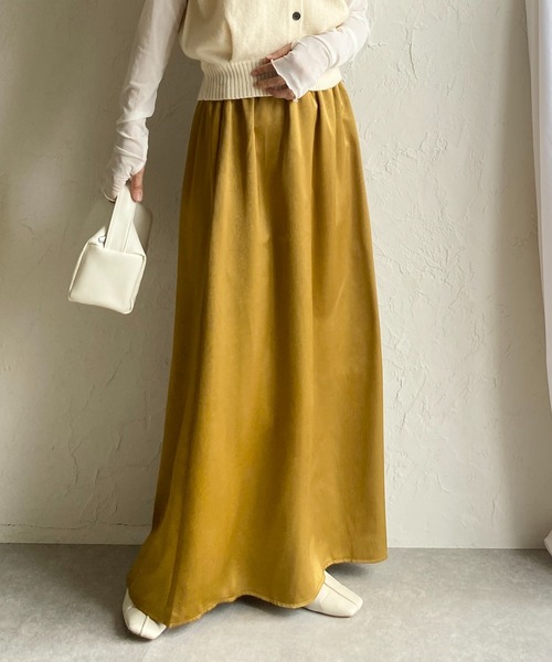 She's Closet(シーズクローゼット)の「シャイニー光沢 セミフレア ロングサテンスカート(スカート・レディース・ブラウン/ブラック/ライトベージュ/キャメル・FREE)」の4枚目の写真