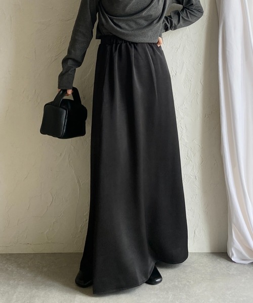 She's Closet(シーズクローゼット)の「シャイニー光沢 セミフレア ロングサテンスカート(スカート・レディース・ブラウン/ブラック/ライトベージュ/キャメル・FREE)」の2枚目の写真