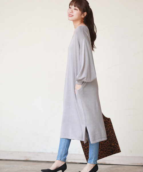 rps(アールピーエス)の「ボリューム袖Vネックニットワンピース(ワンピース・レディース・ベージュ/ラベンダー/アイボリー/ブラック/杢グレー/グレー系その他/キャメル/カーキ/ボルドー・M)」の4枚目の写真