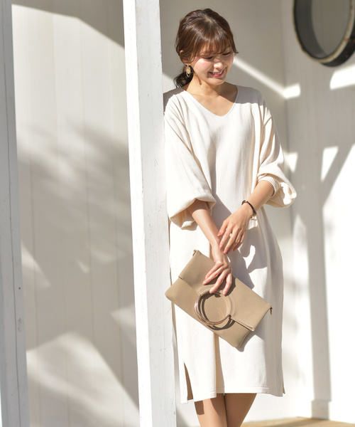 rps(アールピーエス)の「ボリューム袖Vネックニットワンピース(ワンピース・レディース・ベージュ/ラベンダー/アイボリー/ブラック/杢グレー/グレー系その他/キャメル/カーキ/ボルドー・M)」の2枚目の写真