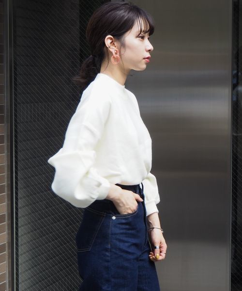 tiptop（ティップトップ）の「[新色登場]総針ボリューム袖ハイネックプルオーバー（ニット/セーター・レディース・ブラック/ベージュ/パープル/アイボリー/グレイッシュベージュ/ブルー/スモークピンク/ダークグレー/モカ/ダークブルー/グリーン・FREE）」の2枚目の写真