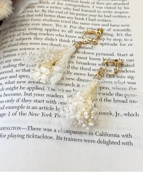 apres jour(アプレジュール)の「【apres jour×ARIAZ】チュールブーケイヤリング(イヤリング・レディース・ホワイト/ピンク/ラベンダー・FREE)」の2枚目の写真