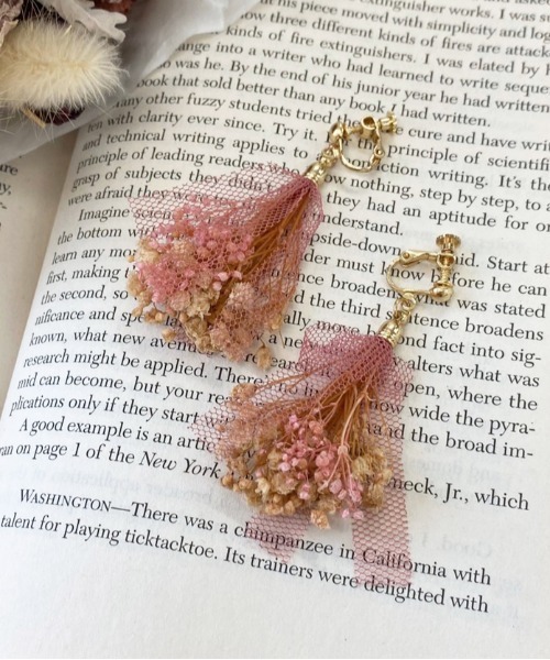 apres jour(アプレジュール)の「【apres jour×ARIAZ】チュールブーケイヤリング(イヤリング・レディース・ホワイト/ピンク/ラベンダー・FREE)」の1枚目の写真