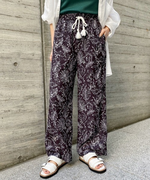PAGEBOY(ページボーイ)の「ラインボタニカルパンツ(その他パンツ・レディース・ブラック/オフホワイト・FREE)」の1枚目の写真