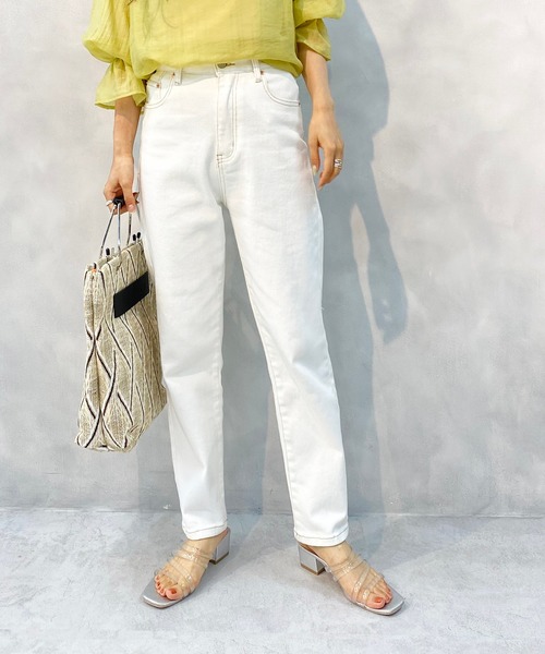 natural couture（ナチュラルクチュール）の「ベルト付きストレッチデニムパンツ（デニムパンツ・レディース・オフホワイト/ブルー/ケミカルウォッシュ・SMALL/MEDIUM）」の2枚目の写真