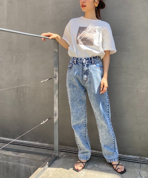 natural couture（ナチュラルクチュール）の「ベルト付きストレッチデニムパンツ（デニムパンツ・レディース・オフホワイト/ブルー/ケミカルウォッシュ・SMALL/MEDIUM）」の3枚目の写真