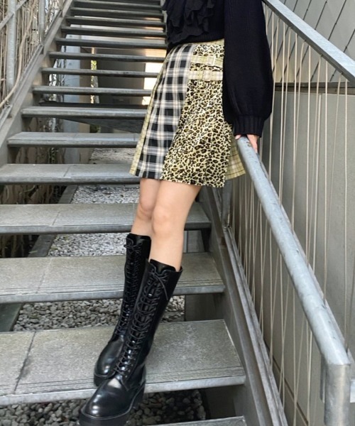 Candy Stripper（キャンディストリッパー）の「ADDICTION PLEATS MINI スカート（スカート・レディース・ベージュ/レッド/グリーン・1/2）」の3枚目の写真