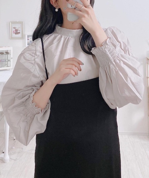 Mysa&Liina（ミーサリーナ）の「袖ボリュームブラウス（シャツ/ブラウス・レディース・グレイッシュベージュ/グリーン/オフホワイト/ブラック/サックスブルー・M）」の16枚目の写真