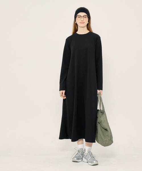 WEB限定カラーネイビが登場／エンボス加工Aラインフレアワンピース