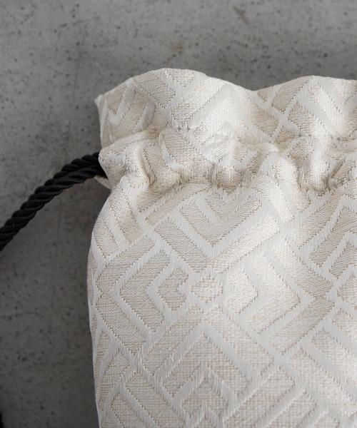 EFOLE（エフォル）の「【EFOLE】ジャガード　巾着　バッグ（エコバッグ/サブバッグ・レディース・ブラック/オフホワイト・FREE）」の3枚目の写真