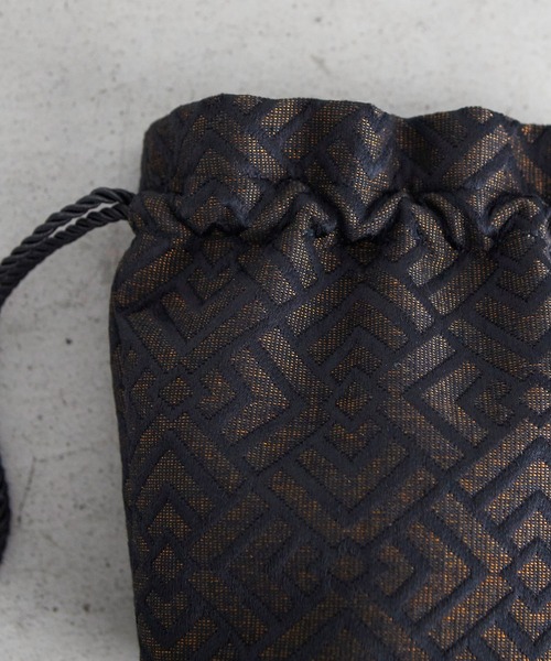 EFOLE（エフォル）の「【EFOLE】ジャガード　巾着　バッグ（エコバッグ/サブバッグ・レディース・ブラック/オフホワイト・FREE）」の4枚目の写真