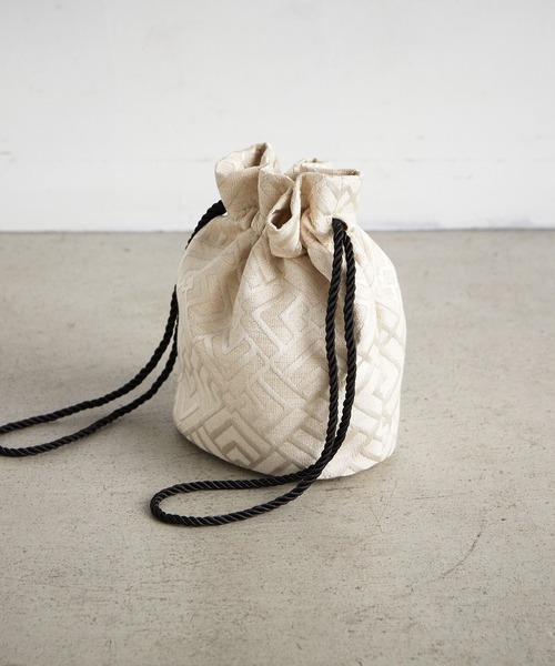 EFOLE（エフォル）の「【EFOLE】ジャガード　巾着　バッグ（エコバッグ/サブバッグ・レディース・ブラック/オフホワイト・FREE）」の6枚目の写真