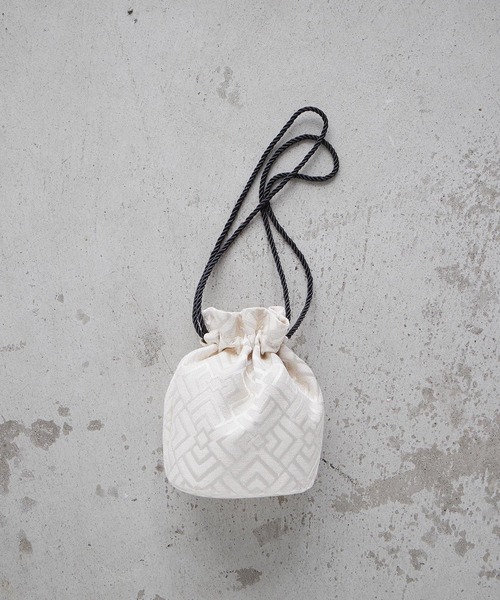 EFOLE（エフォル）の「【EFOLE】ジャガード　巾着　バッグ（エコバッグ/サブバッグ・レディース・ブラック/オフホワイト・FREE）」の9枚目の写真