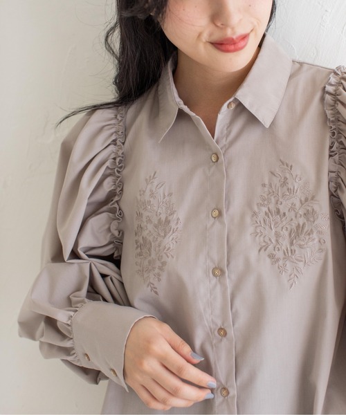 Mysa&Liina(ミーサリーナ)の「レトロ刺繍ブラウス(シャツ/ブラウス・レディース・オフホワイト/ブラック/グレイッシュベージュ・M)」の1枚目の写真