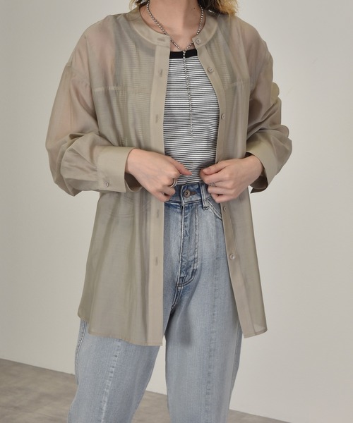 w closet（ダブルクローゼット）の「バンドカラーシアーシャツ（シャツ/ブラウス・レディース・ライトグレー/ライトベージュ・マルチサイズ）」の2枚目の写真