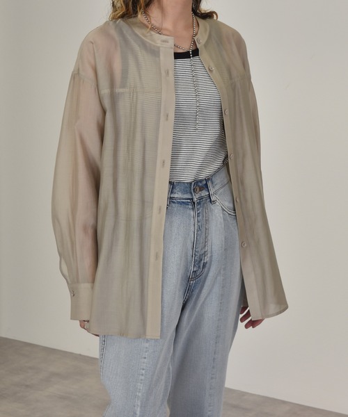 w closet（ダブルクローゼット）の「バンドカラーシアーシャツ（シャツ/ブラウス・レディース・ライトグレー/ライトベージュ・マルチサイズ）」の4枚目の写真