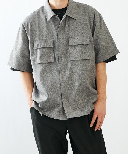 COLONY 2139（コロニートゥーワンスリーナイン）の「ポリトロフラップポケットミリタリー半袖シャツ(セットアップ可)/ビッグシルエット・オーバーサイズ（シャツ/ブラウス・メンズ・ブラック/グレー/カーキ・MEDIUM/LARGE）」の3枚目の写真