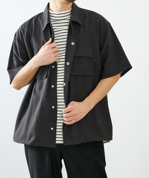 COLONY 2139（コロニートゥーワンスリーナイン）の「ポリトロフラップポケットミリタリー半袖シャツ(セットアップ可)/ビッグシルエット・オーバーサイズ（シャツ/ブラウス・メンズ・ブラック/グレー/カーキ・MEDIUM/LARGE）」の2枚目の写真