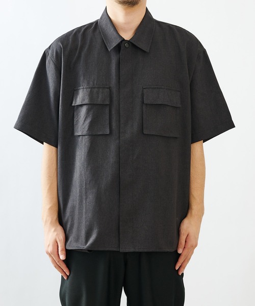 COLONY 2139（コロニートゥーワンスリーナイン）の「ポリトロフラップポケットミリタリー半袖シャツ(セットアップ可)/ビッグシルエット・オーバーサイズ（シャツ/ブラウス・メンズ・ブラック/グレー/カーキ・MEDIUM/LARGE）」の19枚目の写真
