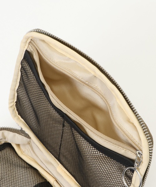 ikka（イッカ）の「チックガジェットポーチ 無地（ポーチ・レディース・ブラック/モカ・FREE）」の5枚目の写真