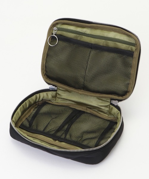 ikka（イッカ）の「チックガジェットポーチ 無地（ポーチ・レディース・ブラック/モカ・FREE）」の7枚目の写真