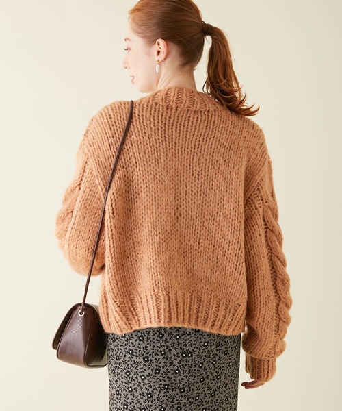 MADEMOISELLE ROPE'(マドモアゼル ロペ)の「【OSKER】チャンキーケーブルショートカーディガン(カーディガン/ボレロ・レディース・キャメル・FREE)」の12枚目の写真