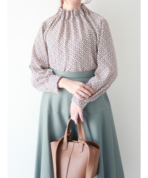 Te chichi（テチチ）の「スクエア柄タックブラウス（シャツ/ブラウス・レディース・ネイビー/オフホワイト/マスタード・ﾌﾘ-）」の2枚目の写真