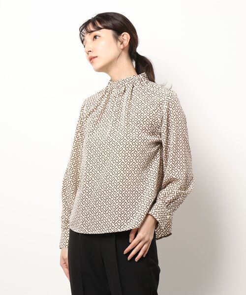 Te chichi（テチチ）の「スクエア柄タックブラウス（シャツ/ブラウス・レディース・ネイビー/オフホワイト/マスタード・ﾌﾘ-）」の8枚目の写真