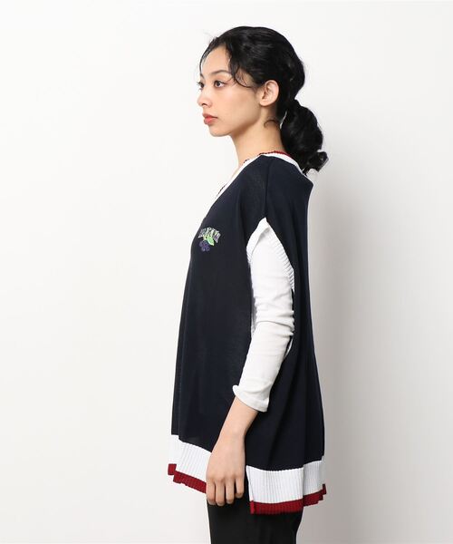 ROMANTIC CROWN（ロマンティッククラウン）の「A'GEM/9 × .kom『ROMANTIC CROWN/ロマンティッククラウン』FRUIT KNIT VEST/フルーツ Vネックニット ベスト（ベスト・レディース・ホワイト/ネイビー・L）」の4枚目の写真