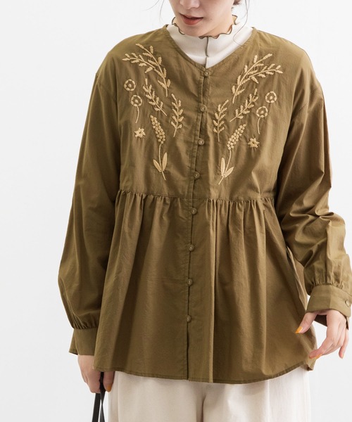 POU DOU DOU(プードゥドゥ)の「フロント刺繍ゆるVあきブラウス(シャツ/ブラウス・レディース・ブラック/アイボリー/オリーブ・3)」の3枚目の写真