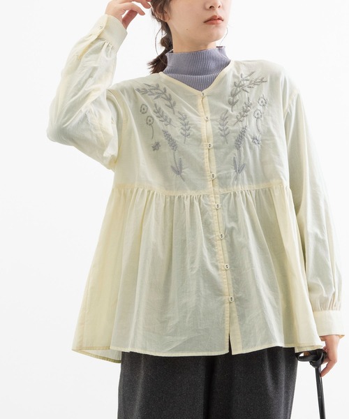 POU DOU DOU(プードゥドゥ)の「フロント刺繍ゆるVあきブラウス(シャツ/ブラウス・レディース・ブラック/アイボリー/オリーブ・3)」の2枚目の写真