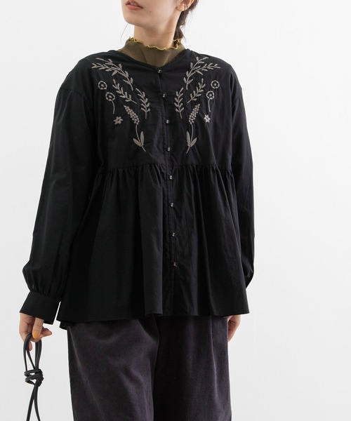 POU DOU DOU(プードゥドゥ)の「フロント刺繍ゆるVあきブラウス(シャツ/ブラウス・レディース・ブラック/アイボリー/オリーブ・3)」の1枚目の写真