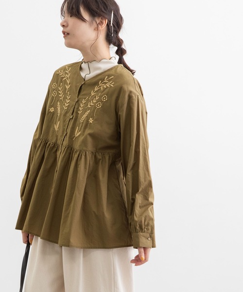 POU DOU DOU(プードゥドゥ)の「フロント刺繍ゆるVあきブラウス(シャツ/ブラウス・レディース・ブラック/アイボリー/オリーブ・3)」の4枚目の写真