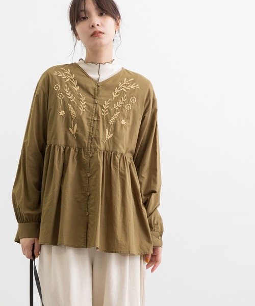POU DOU DOU(プードゥドゥ)の「フロント刺繍ゆるVあきブラウス(シャツ/ブラウス・レディース・ブラック/アイボリー/オリーブ・3)」の5枚目の写真