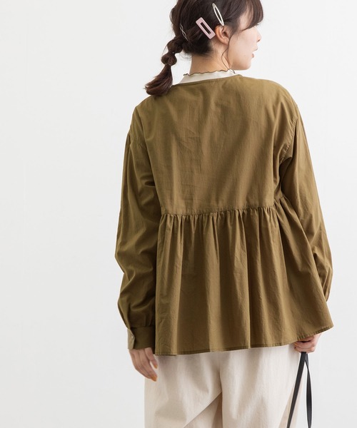 POU DOU DOU(プードゥドゥ)の「フロント刺繍ゆるVあきブラウス(シャツ/ブラウス・レディース・ブラック/アイボリー/オリーブ・3)」の6枚目の写真