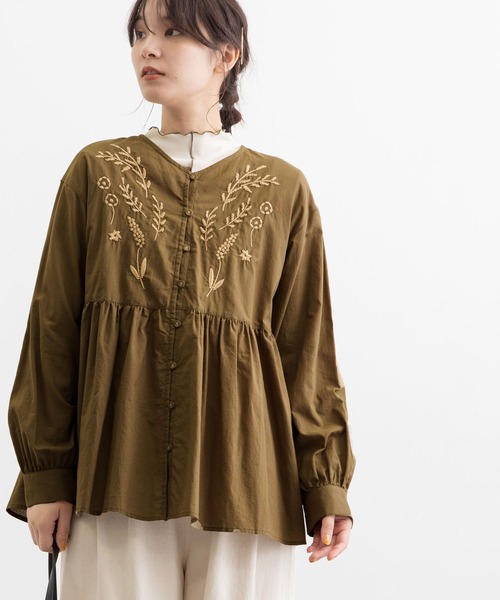 POU DOU DOU(プードゥドゥ)の「フロント刺繍ゆるVあきブラウス(シャツ/ブラウス・レディース・ブラック/アイボリー/オリーブ・3)」の7枚目の写真