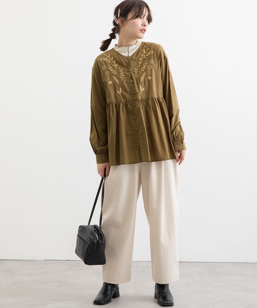 POU DOU DOU(プードゥドゥ)の「フロント刺繍ゆるVあきブラウス(シャツ/ブラウス・レディース・ブラック/アイボリー/オリーブ・3)」の8枚目の写真