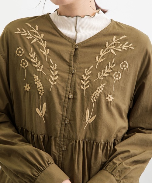 POU DOU DOU(プードゥドゥ)の「フロント刺繍ゆるVあきブラウス(シャツ/ブラウス・レディース・ブラック/アイボリー/オリーブ・3)」の11枚目の写真
