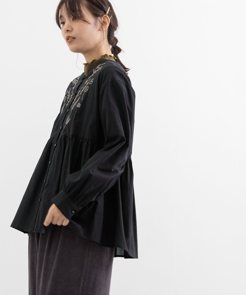 POU DOU DOU(プードゥドゥ)の「フロント刺繍ゆるVあきブラウス(シャツ/ブラウス・レディース・ブラック/アイボリー/オリーブ・3)」の13枚目の写真