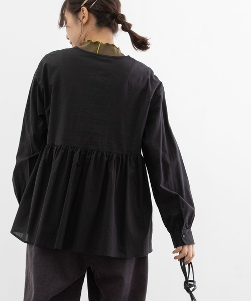 POU DOU DOU(プードゥドゥ)の「フロント刺繍ゆるVあきブラウス(シャツ/ブラウス・レディース・ブラック/アイボリー/オリーブ・3)」の14枚目の写真