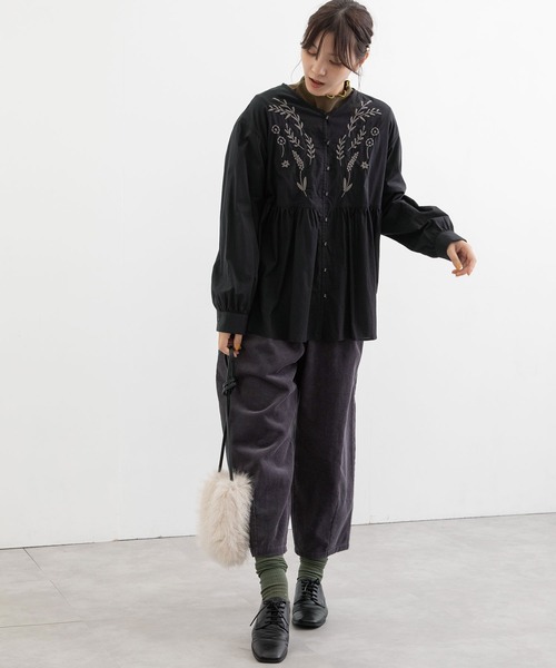 POU DOU DOU(プードゥドゥ)の「フロント刺繍ゆるVあきブラウス(シャツ/ブラウス・レディース・ブラック/アイボリー/オリーブ・3)」の16枚目の写真